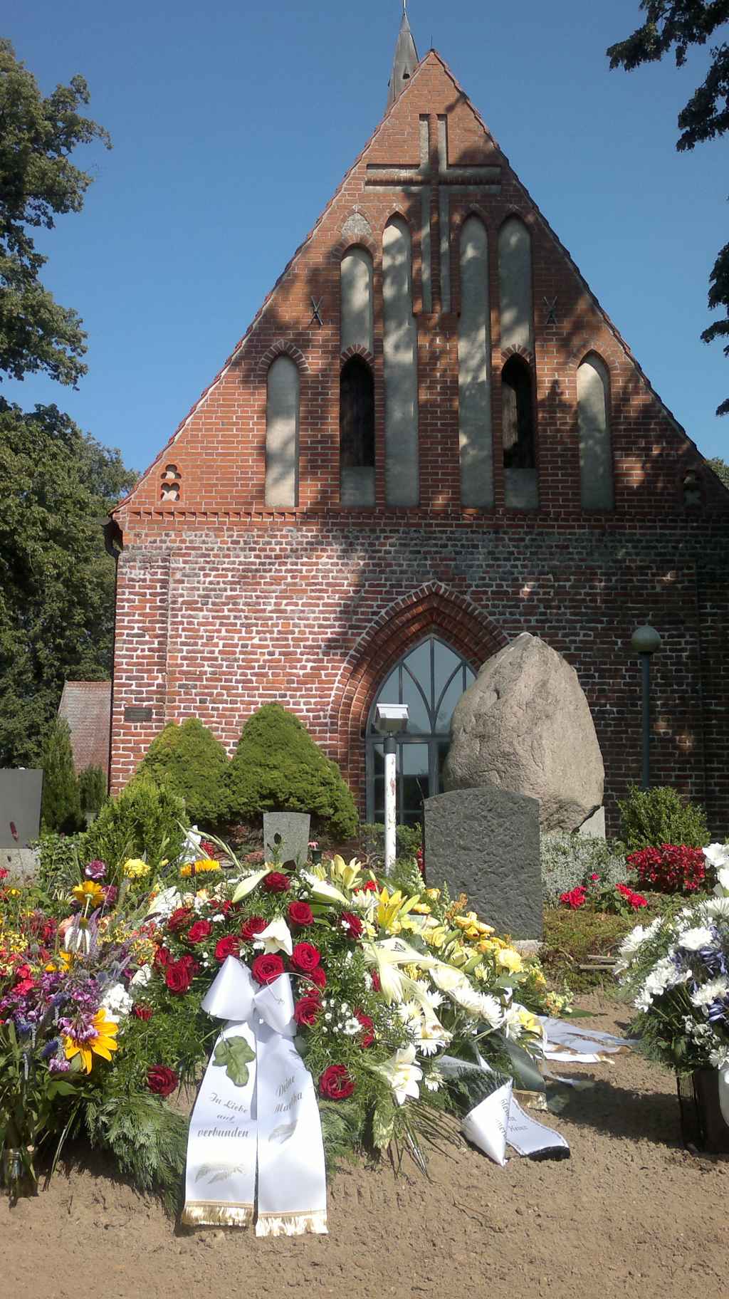Grab und Kirche in Katzow