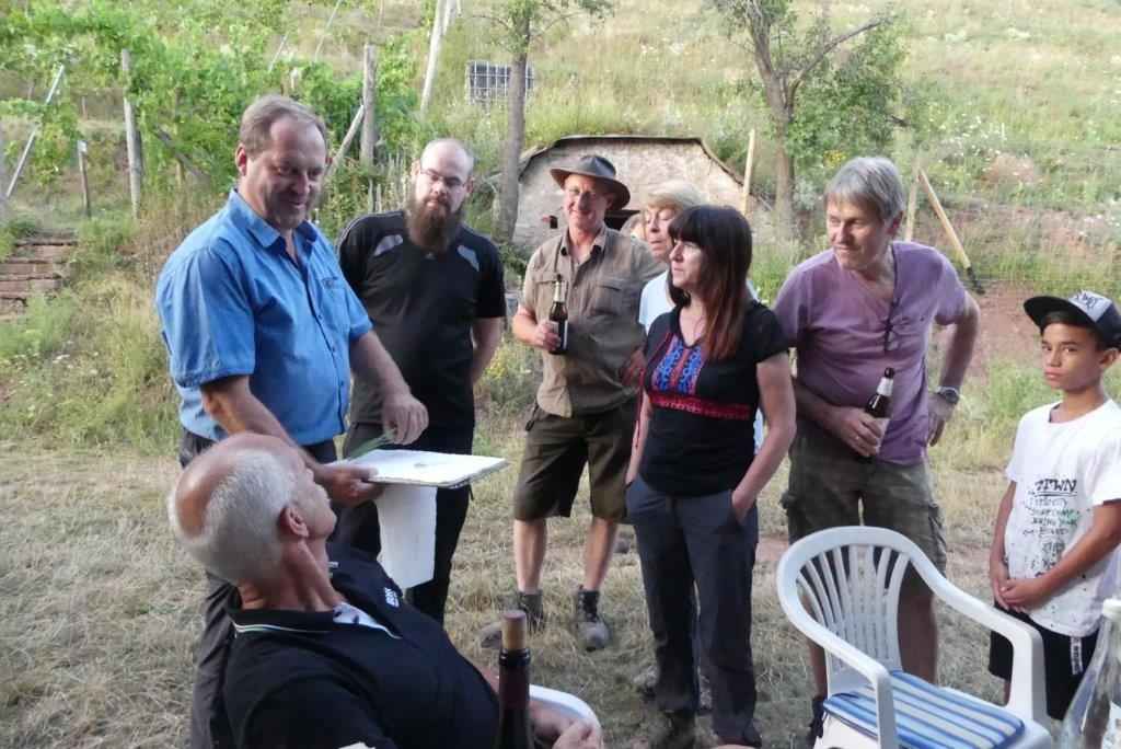 Abb. 3: Meeting mit einigen Gästen und Teilnehmern vor Beginn des Lichtfangs am Weinberg bei Wallhausen